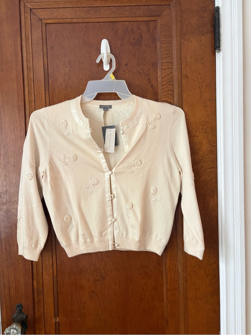 NWT Ann Taylor Cream Embroidered Button-Front 3/4 Sleeve Cardigan - medium